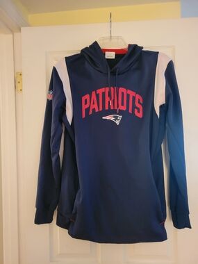 NFL Nike Therma-Fit Hoodie in Navy and Red